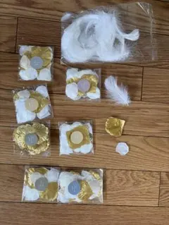 【結婚式】フラワーペタル 花びら（ゴールド・白）＆ フェザー セット