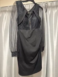 黒のレースシースルードレス