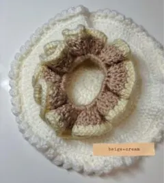 ベージュ×クリーム フリルのシュシュ かぎ編み
