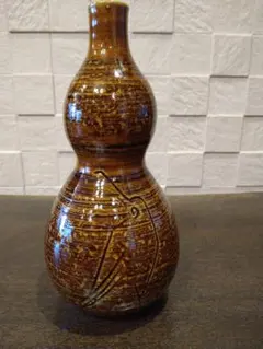 大樋長左衛門花瓶/大樋焼花瓶/大樋焼花入れ 九代 大樋長左衛門(作) 踞(うずくまる)花生 掛花入 共箱 | 古美術ささき