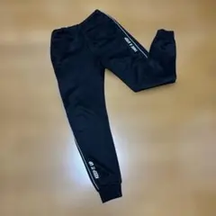 140センチ　ブラック ロゴ入り ジャージパンツ