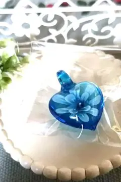 青いガラス製ハート型　ペンダントトップ