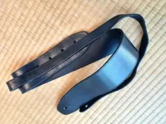 黒のレザー製ストラップ