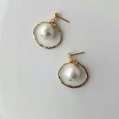 №423　コットンパール×変形チャームピアスイヤリング　ハンドメイド