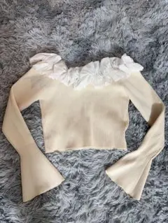 フリル付きオフショルニット