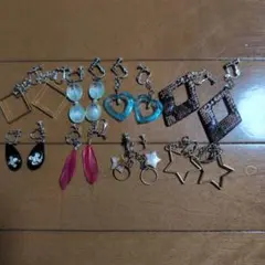 多様なデザインのクリップ式イヤリングセット