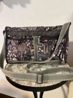 LeSportsac 動物柄ショルダーバッグ 濃いグレーと薄いブラウンの間の色