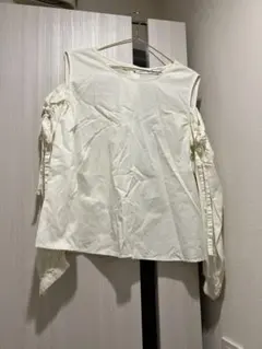 オフショルダーシャツ