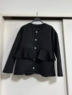 パールボタンが可愛い　フリルジャケット