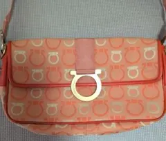 フェラガモ　ガンチーニ柄　オレンジ　ハンドバッグ