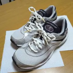 new balance レディーススニーカー　24cm