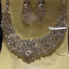 エレガントなクリスタルネックレスとイヤリングセット