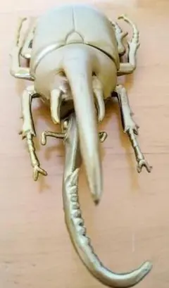 ネプチューンオオカブト　昆虫　フィギュア　ゴールド　キラキラ　カッコイイ！