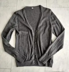 ユニクロ　グレー Mサイズ ボタン付きカーディガン