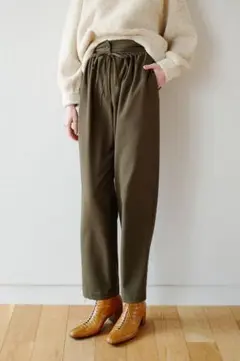 カーキ カジュアルパンツ