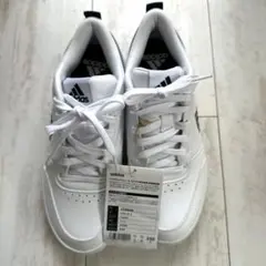 adidas スニーカー