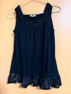 axes femme レース付き黒タンクトップ