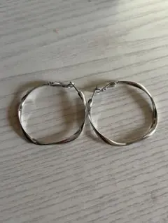 ツイストデザインフープピアス