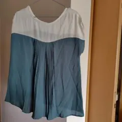 ノースリーブシャツ 白と青緑プリーツ