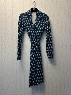 dvfラップワンピース幾何学模様のネイビーのひざ丈ワンピース襟付き