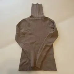 ベージュ タートルネック リブ編みセーター