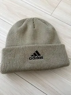アディダス ニット帽 ニットキャップ ビーニー ベージュ ロゴ⭐︎防寒
