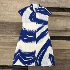 プリーツプリーズの青と白のマーブル模様 前開き半袖ワンピース