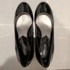 UNTITLED ブラック エナメル パンプスのサムネイル
