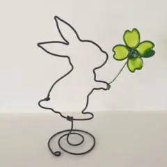 うさぎと四葉のクローバーオブジェ　ワイヤーアート　ディップフラワー　ウサギ置物