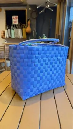 青い編み込みデザインかごバッグ