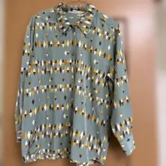 幾何学模様の長袖シャツ