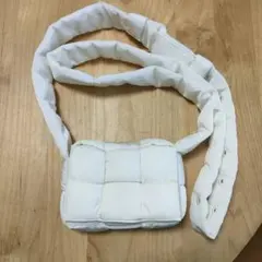 美品✨ボッテガヴェネタ パデッド カセット ショルダーバッグ ホワイトのサムネイル