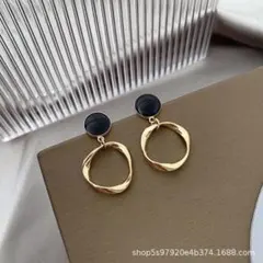 p22《ピアス》ブラックフープ シンプル ゴールド 黒 金色 シンプル オフィス