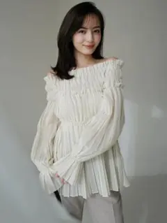 美品】anuans ivory ピンタックギャザーボリュームブラウス - メルカリ
