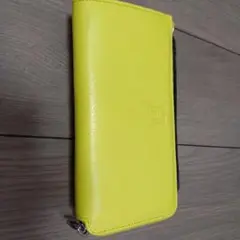 きれいな色のお財布は買って1年以内です。キタムラでオーダーした財布を付けます。