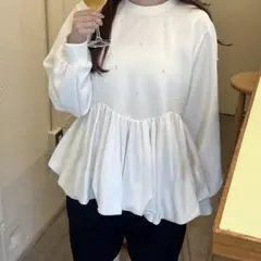 JUNOAH パール付きサテンバルーンペプラムトップス