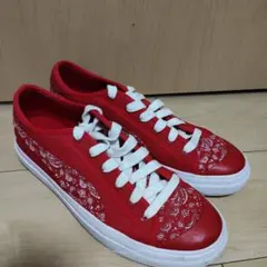 レッド スニーカー