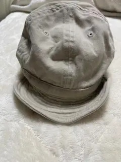 短いつばの ベージュ キャンバス ハット