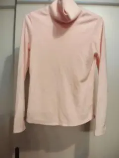 ユニクロ 薄いピンク タートルネック 長袖トップス