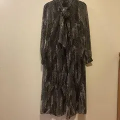 リボン付き黒白模様ロングワンピース