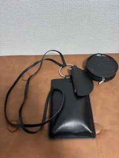 ブラック スマホショルダーバッグ クロコ調ポーチ付き