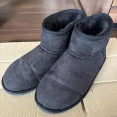 黒のムートンブーツ ショートタイプ