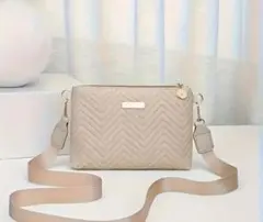 ベージュ ジグザグパターン ショルダーバッグ