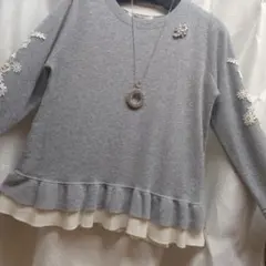 ライトグレーニットセーター