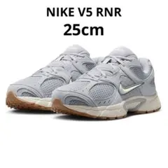 美品NIKE メンズシューズ V5 RNR ライトグレー II6292 25cmのサムネイル