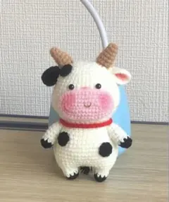 ハンドメイド あみぐるみ ウシキーホルダー付き