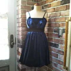 たっぷりドレープバルーンスカート　胸元黒レース入り　キャミソール型ワンピース　紺