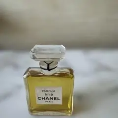 新品未開封シャネル　N°19 パルファム　28ml