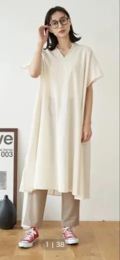 アースミュージック&エコロジー　クリーム色のVネック半袖シャツワンピース