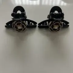 黒花モチーフパール付きヘアクリップ